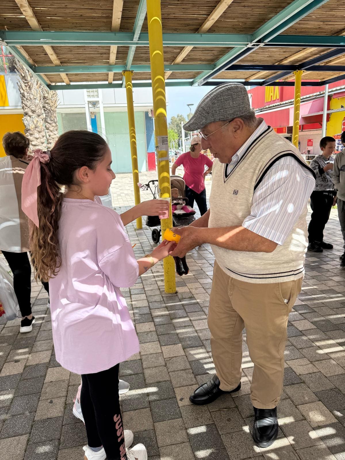 יום המעשים הטובים בכיכר מאירוף (צילום: צוות בית הספר)