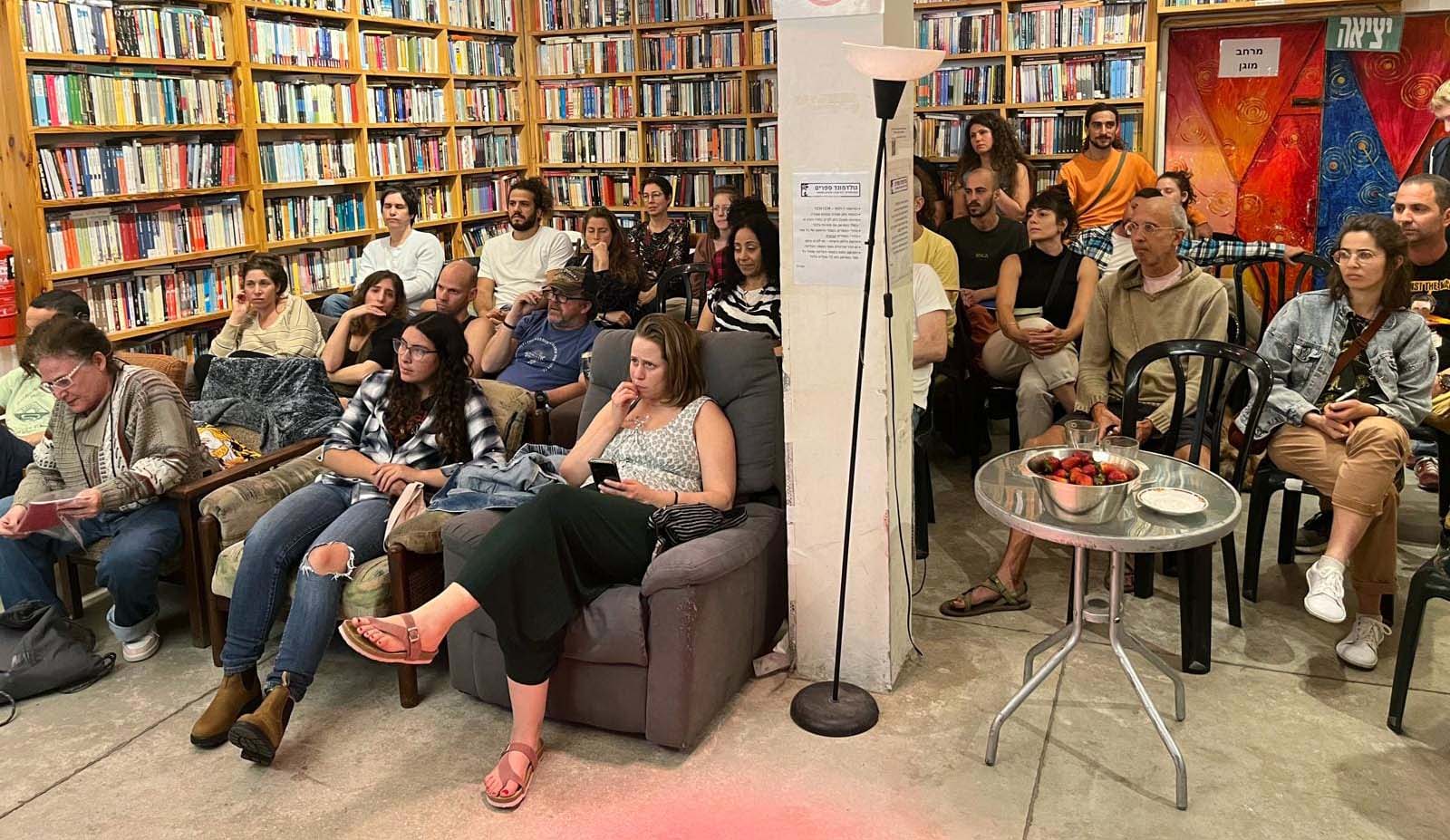 התושבים במפגש על עתיד הקזינו - 17/3/25 (צילום: מיכל גרובר)