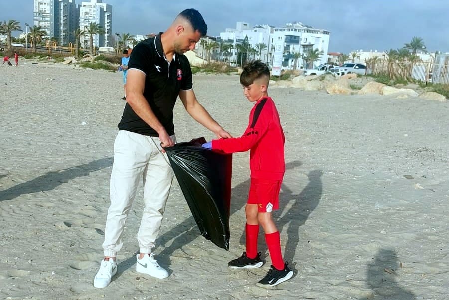 יום המעשים הטובים: מה עשו שחקני הפועל חיפה ? (צילום: דוברות מועדון הכדורגל הפועל לאוס מדיה חיפה).