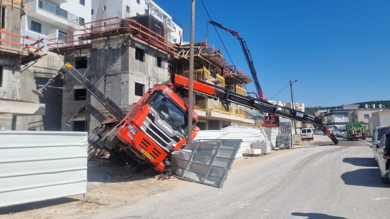 משאית התהפכה באתר בנייה (צילום: איחוד הצלה)