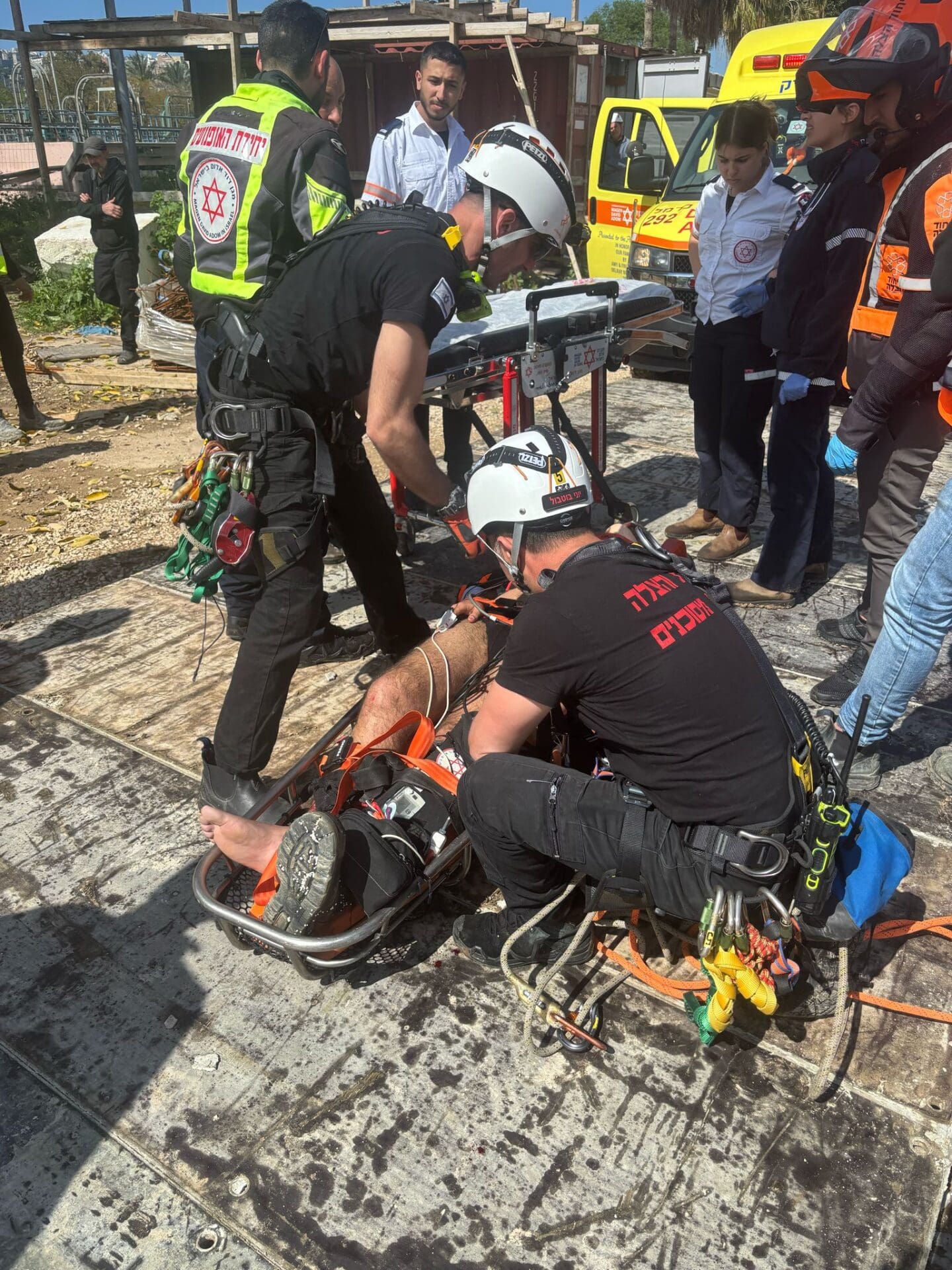 פועל נפל לבור במכון השפכים בחיפה (צילום: כבאות והצלה לישראל)