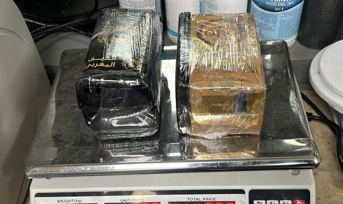 החומר החשוד שנחשף ברכב בכניסה לחיפה (צילום: דוברות המשטרה)