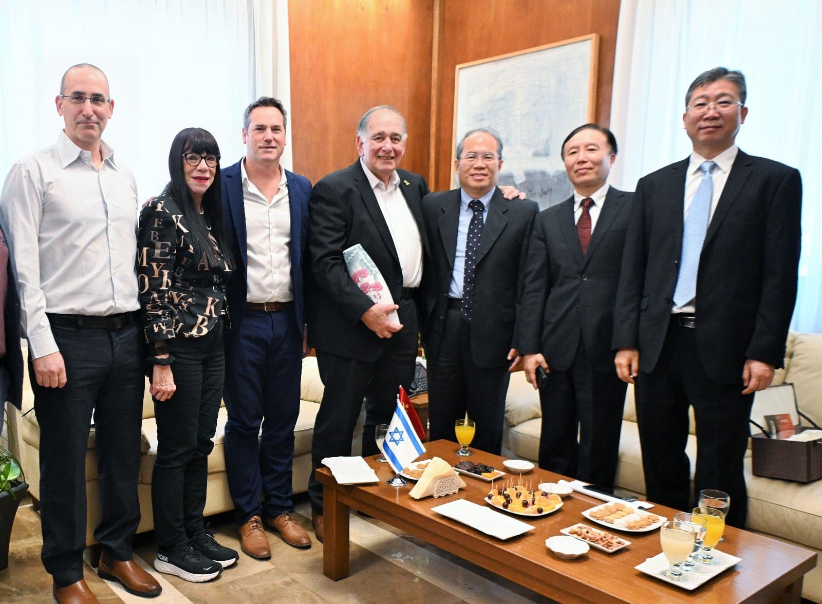 נציגי החברה הכלכלית עם השגריר וראש העיר (צילום: ראובן כהן)