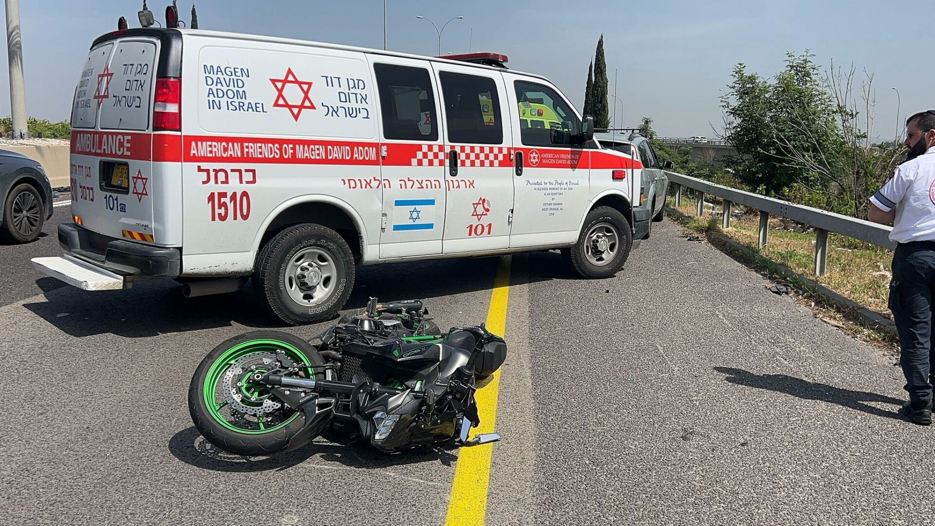 רוכב אופנוע נפגע מרכב (צילום :מד
