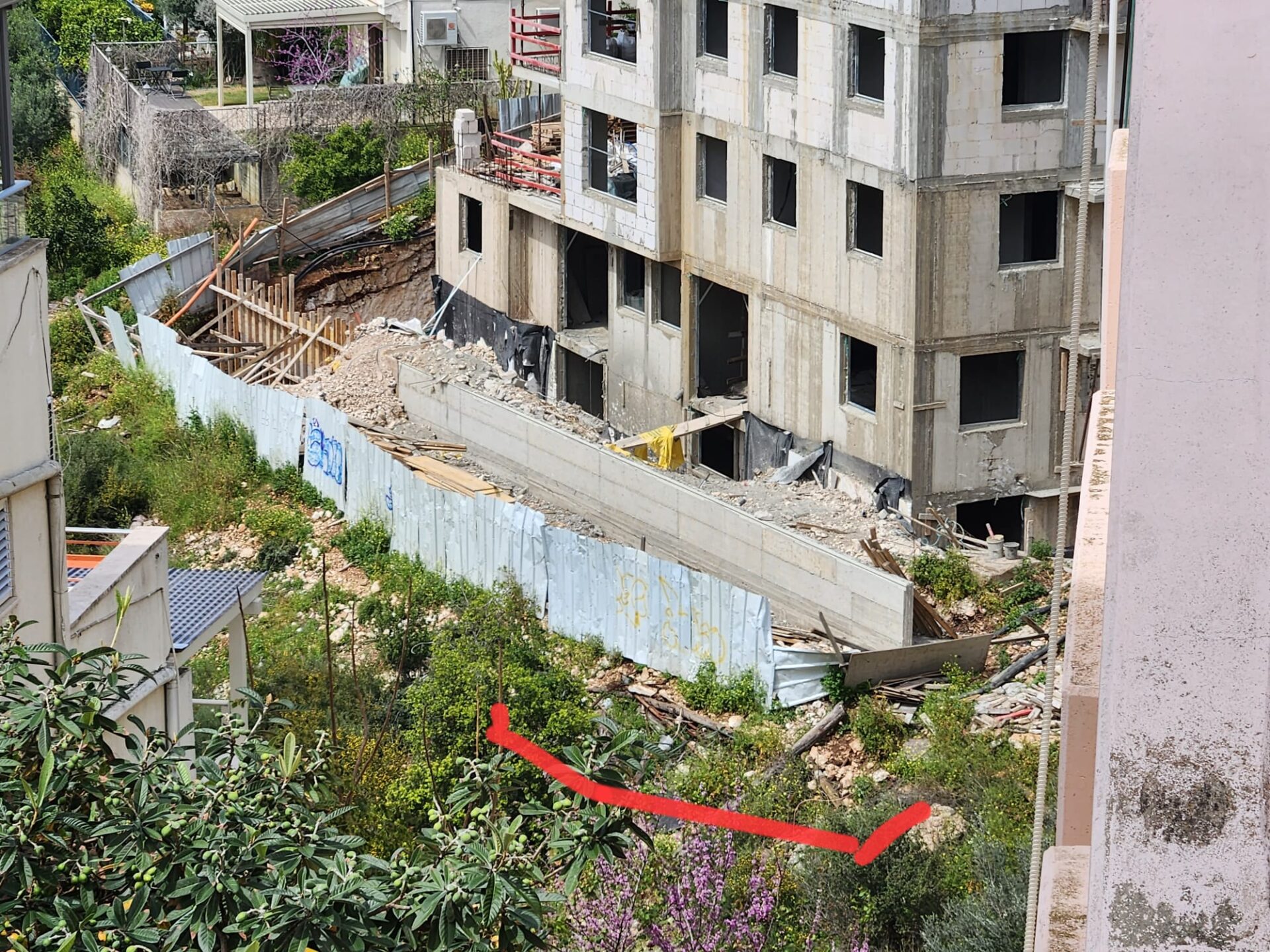 פסולת הבנייה שנזרקה (צילום: ישראל פאר)
