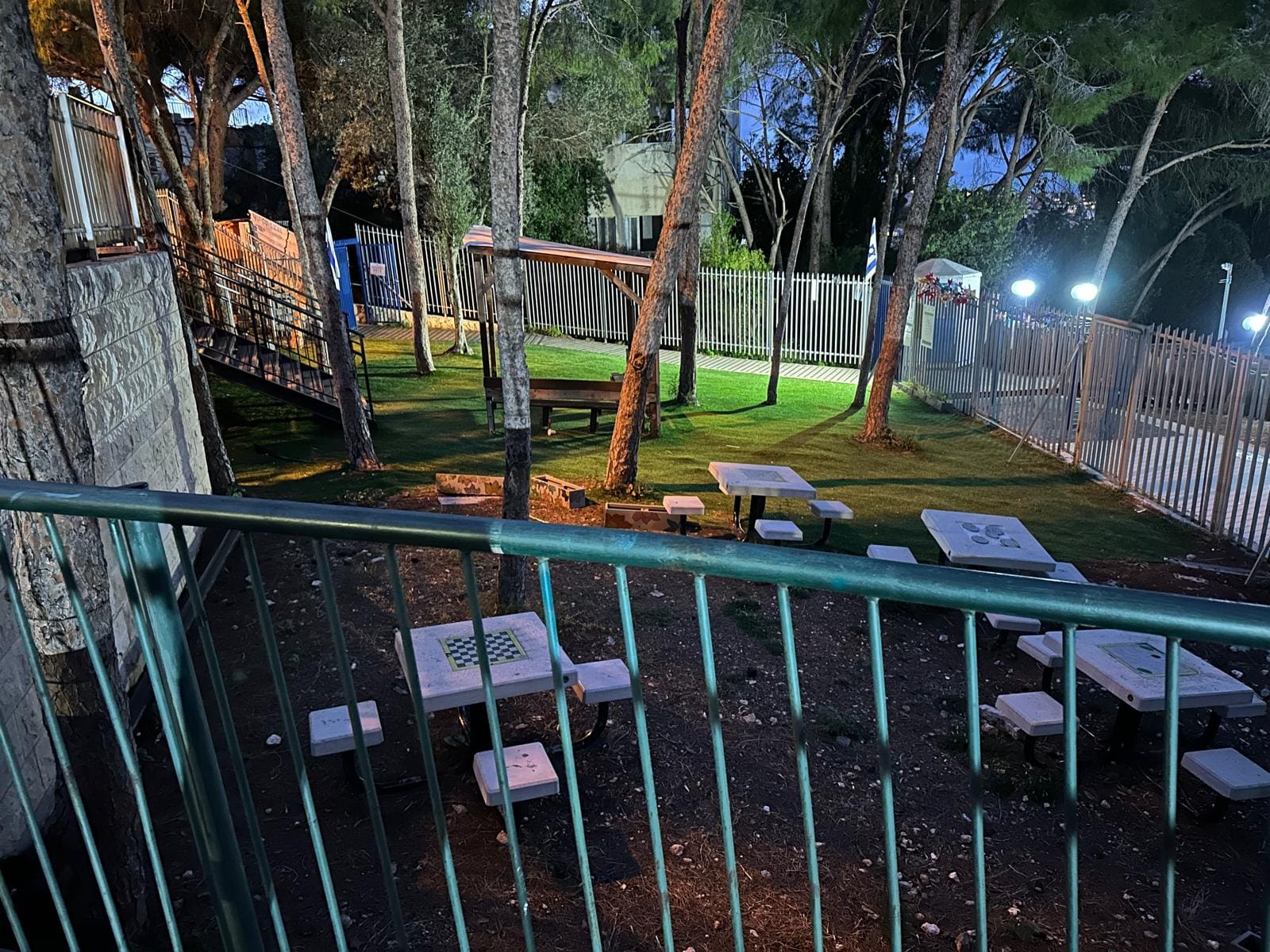מבט מהצד על השטח הציבורי אותו גידר בית הספר (צילום: אלבום פרטי)