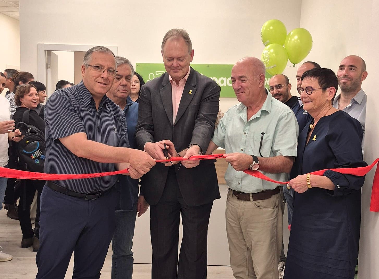 מימין לשמאל: ד