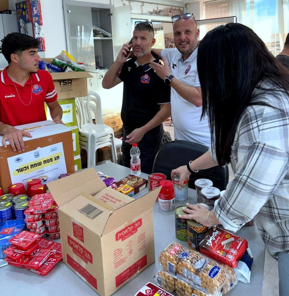 לקראת חג הפסח: הפועל חיפה חילקה חבילות מזון לחג למשפחות מעוטי יכולת (צילום: דוברות מועדון הכדורגל הפועל חיפה).