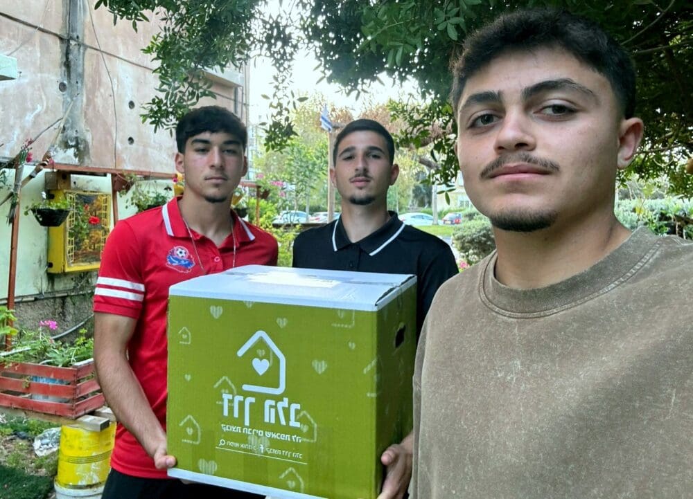 לקראת חג הפסח: הפועל חיפה חילקה חבילות מזון לחג למשפחות מעוטי יכולת (צילום: דוברות מועדון הכדורגל הפועל חיפה).