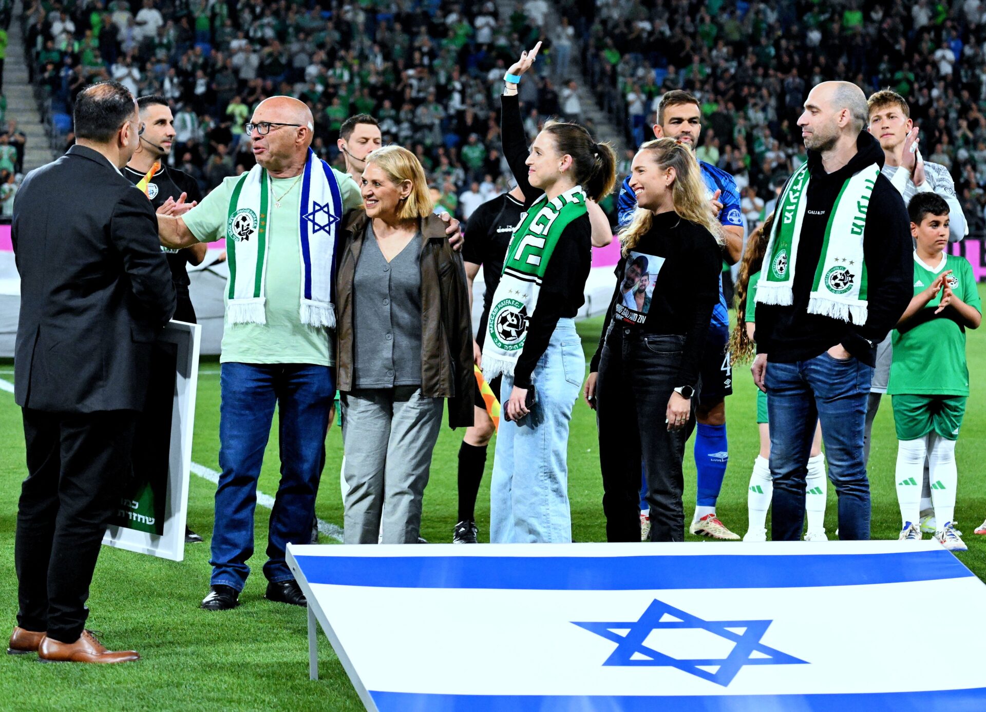 מרגש: מכבי חיפה ערכה טקס לשורדת השבי דורון שטיינברכר (צילום: האתר הרשמי מכבי חיפה, ראובן כהן).