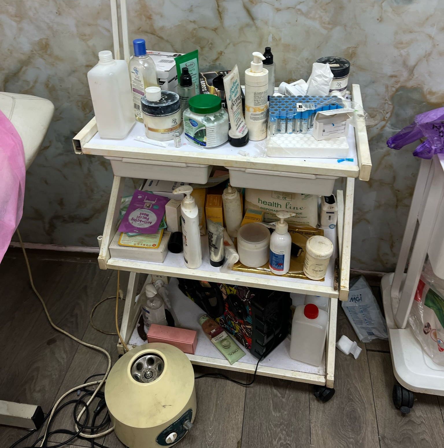 ציוד שנתפס בקליניקה שניהל החשוד (צילום: דוברות המשטרה)