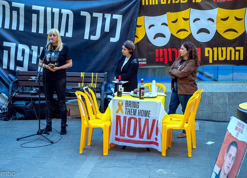אי-סדר פסח בחיפה: "אין חג חירות – עד שכל החטופים והחטופות בבית" (צילום: רן דמבו)
