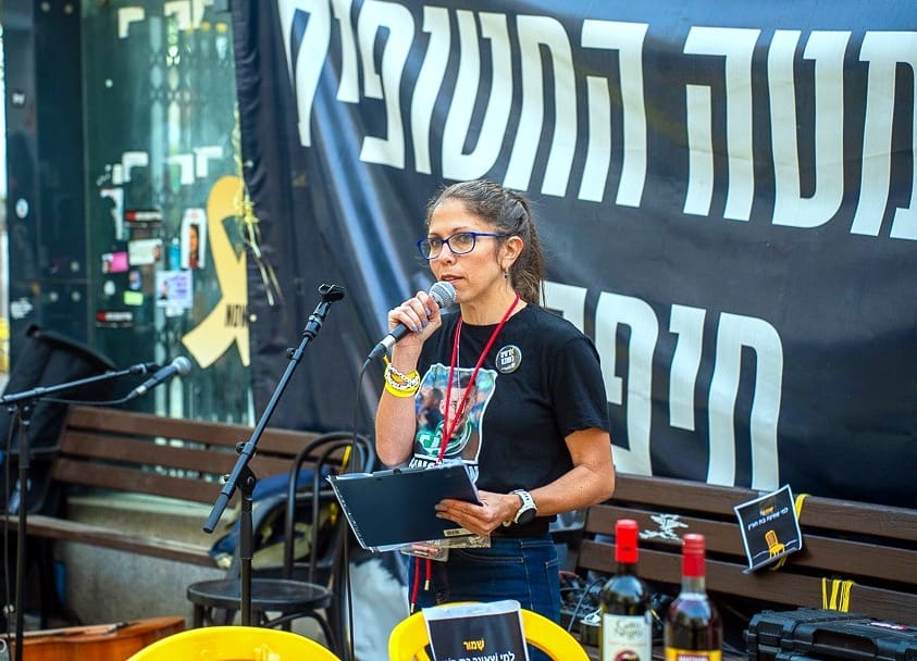 אי-סדר פסח בחיפה: "אין חג חירות – עד שכל החטופים והחטופות בבית" (צילום: רן דמבו)