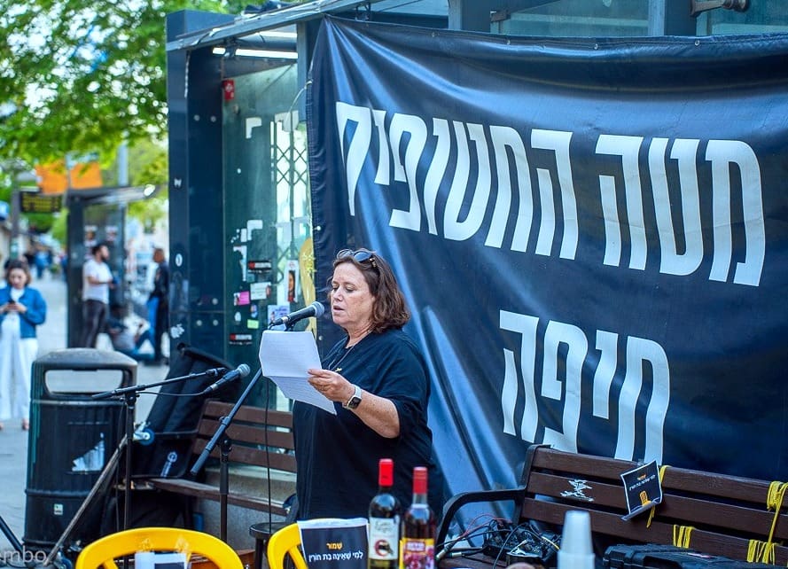 אי-סדר פסח בחיפה: "אין חג חירות – עד שכל החטופים והחטופות בבית" (צילום: רן דמבו)