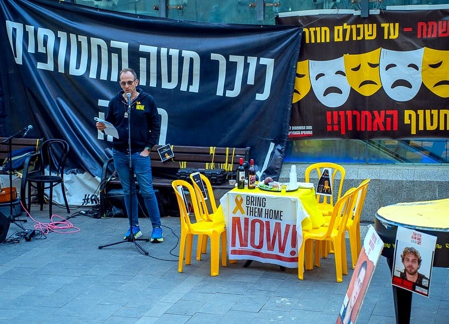 אי-סדר פסח בחיפה: "אין חג חירות – עד שכל החטופים והחטופות בבית" (צילום: רן דמבו)