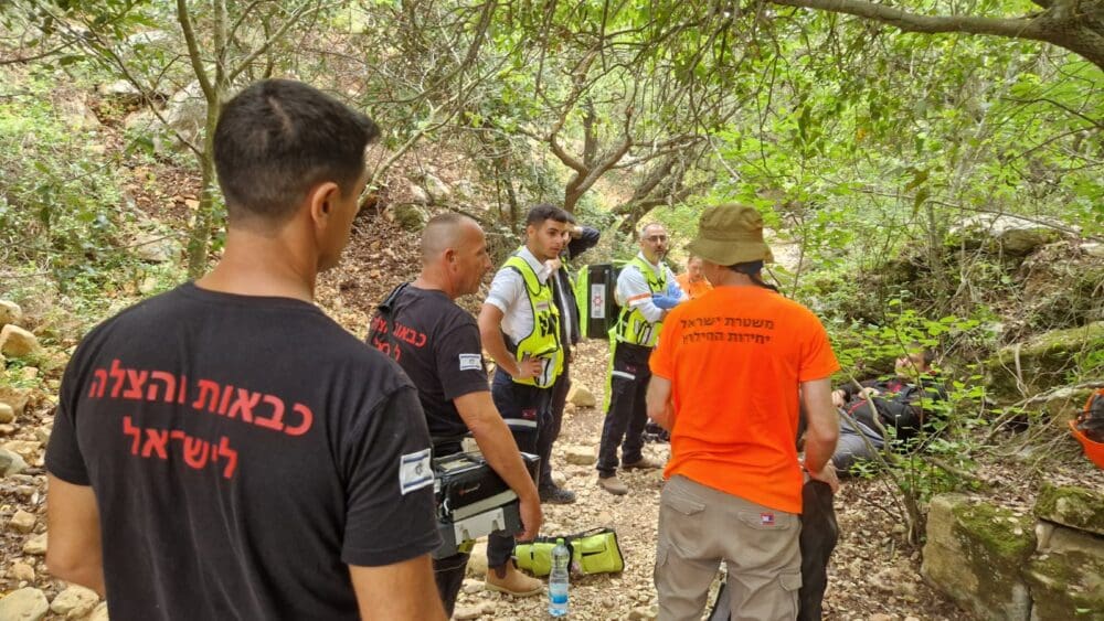 חילוץ מטייל מנחל גלים (צילום: כבאות והצלה)
