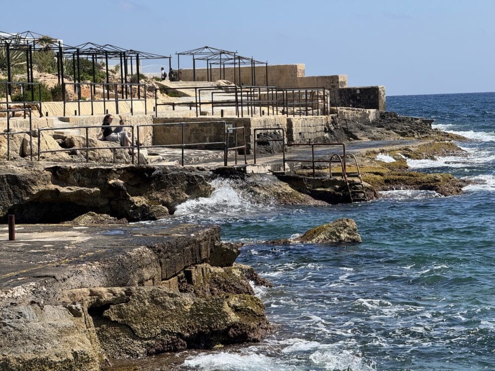 מתקני החוף עומדים ריקים וחלודים וממתינים לעובדים שיכינו אותם לעונת הקיץ - מפרץ סיינט ג'ורג - מלטה (צילום: ירון כרמי)