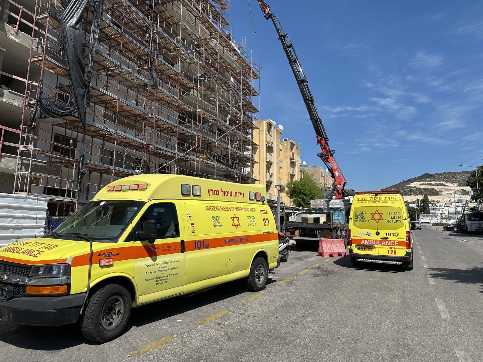 זירת תאונה - פועל נפל באתר בניה ברחוב נרקיסים בטירת כרמל (צילום: מד״א)