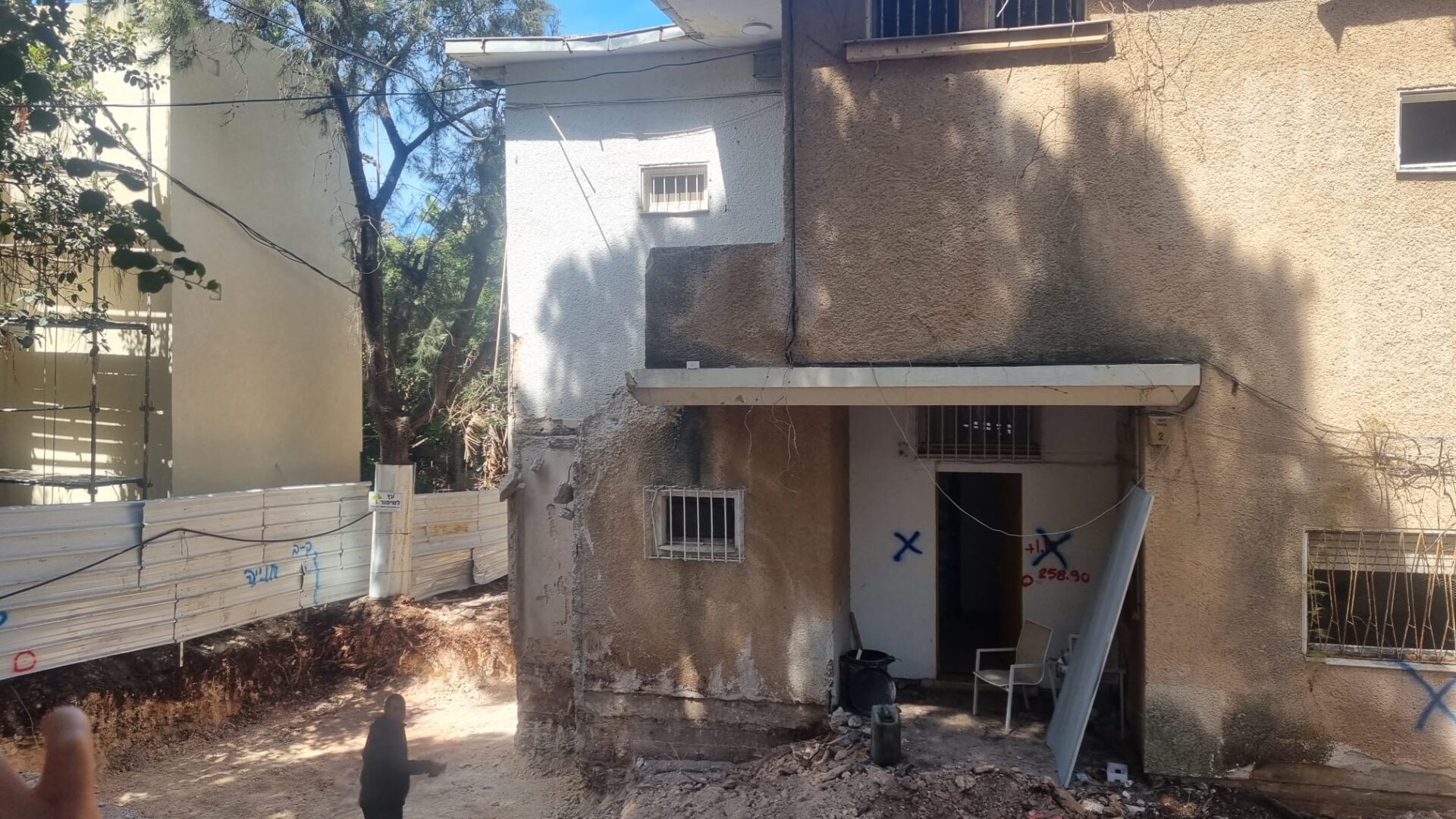 הבניין ברחוב שדרות הצבי 27 לאחר הסרת מדרגות הכניסה (צילום: פרופ' עוזי אלידע)