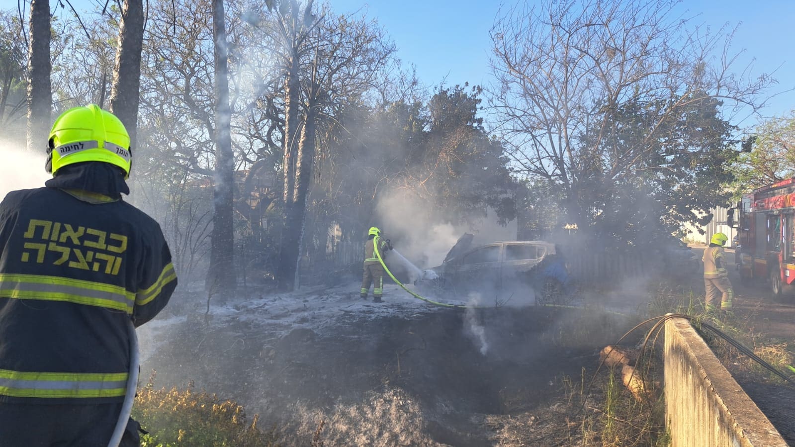שריפה ברוח מזרחית ערה בחוף הכרמל: בית עלה באש במגדים (צילום: כבאות והצלה)