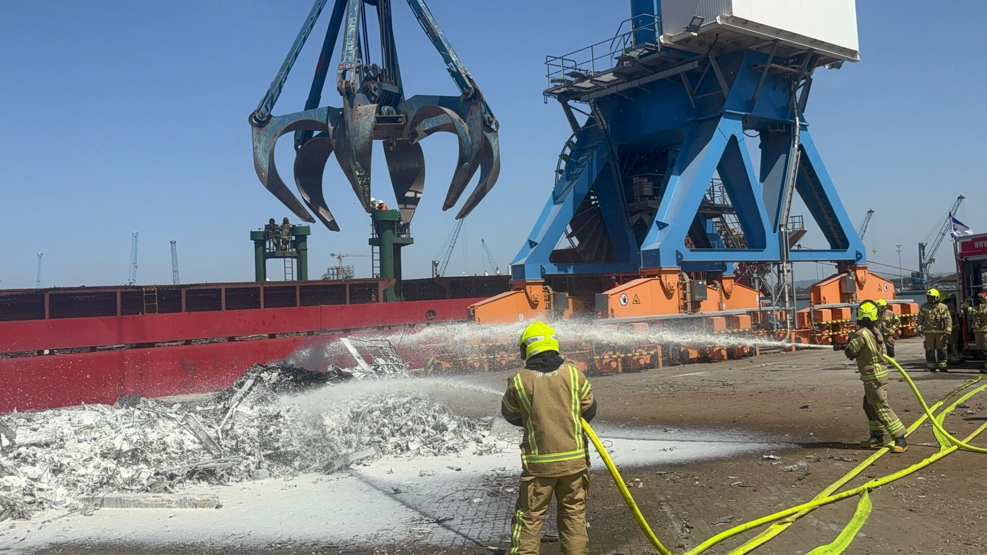 כיבוי שריפה אשר פרצה באונייה בנמל הקישון (צילום: כבאות והצלה)