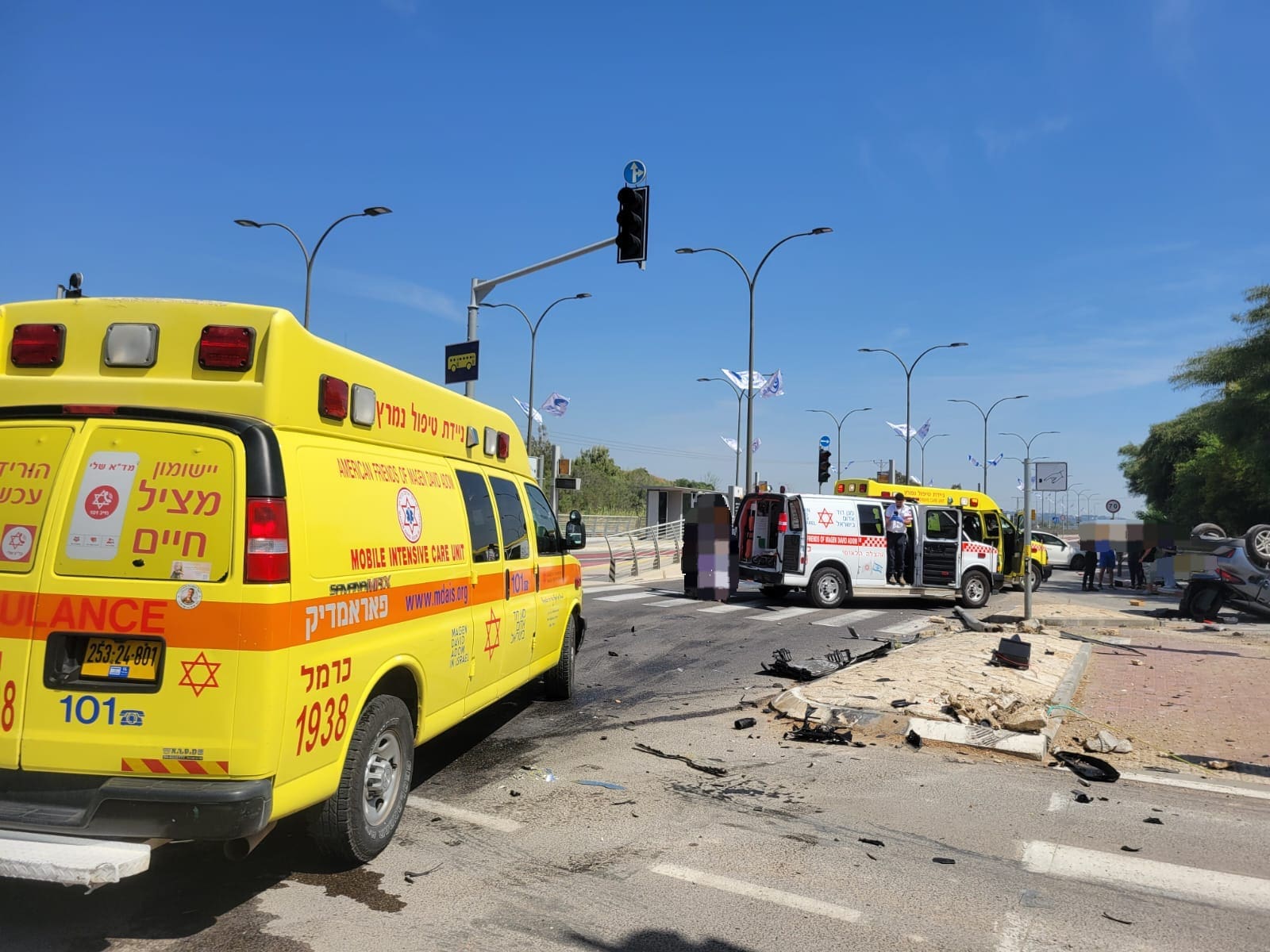 ניידת טיפול נמרץ - חמישה פצועים בתאונה בכביש 752 סמוך לכניסה לנשר (צילום: מד