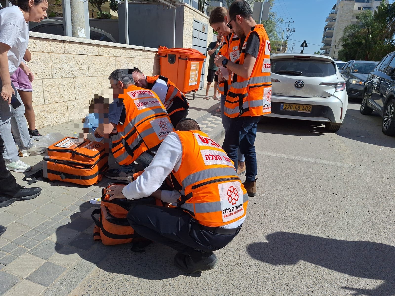 זירת תאונת דרכים - ילדה כבת 8 נפצעה בתאונת דרכים בין 2 כלי רכב ברחוב לילינבלום בקרית אתא (צילום: איחוד הצלה)