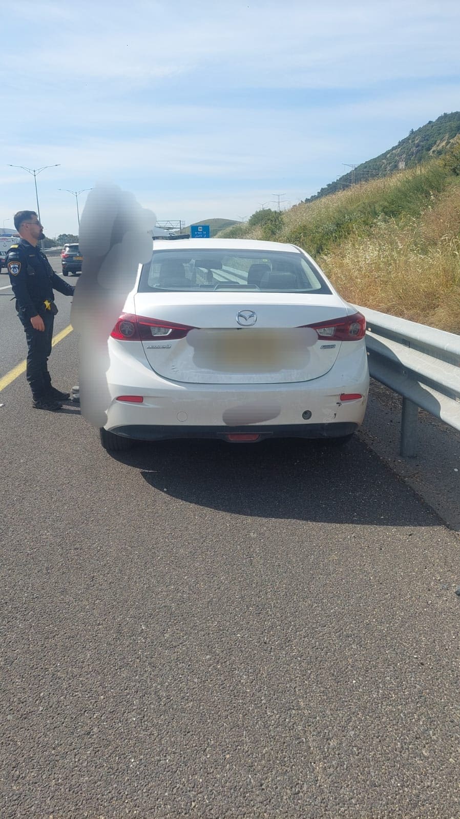 חשוד נתפס בתוך רכב גנוב עם כלי פריצה (צילום: משטרת ישראל)