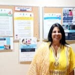 ד"ר קרן אור חן – במרכז הקליני: לצד לוח המכון לריפוי בעיסוק (צילום: רחלי אורבך)