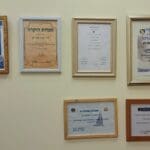 במשרדה של ד"ר קרן אור חן – חלק מתעודות ההוקרה והערכה (צילום: רחלי אורבך)