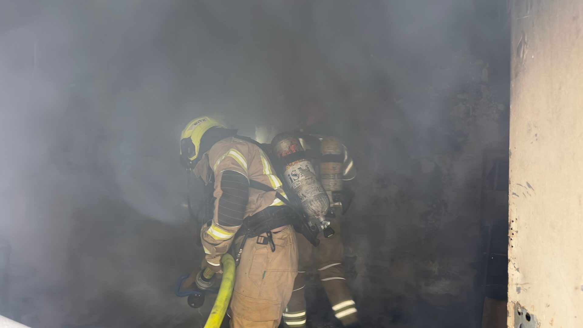 שריפה במבנה מגורים בן חמש קומות ברחוב ברזילי שבחיפה - 23/4/25 (צילום: כבאות והצלה)