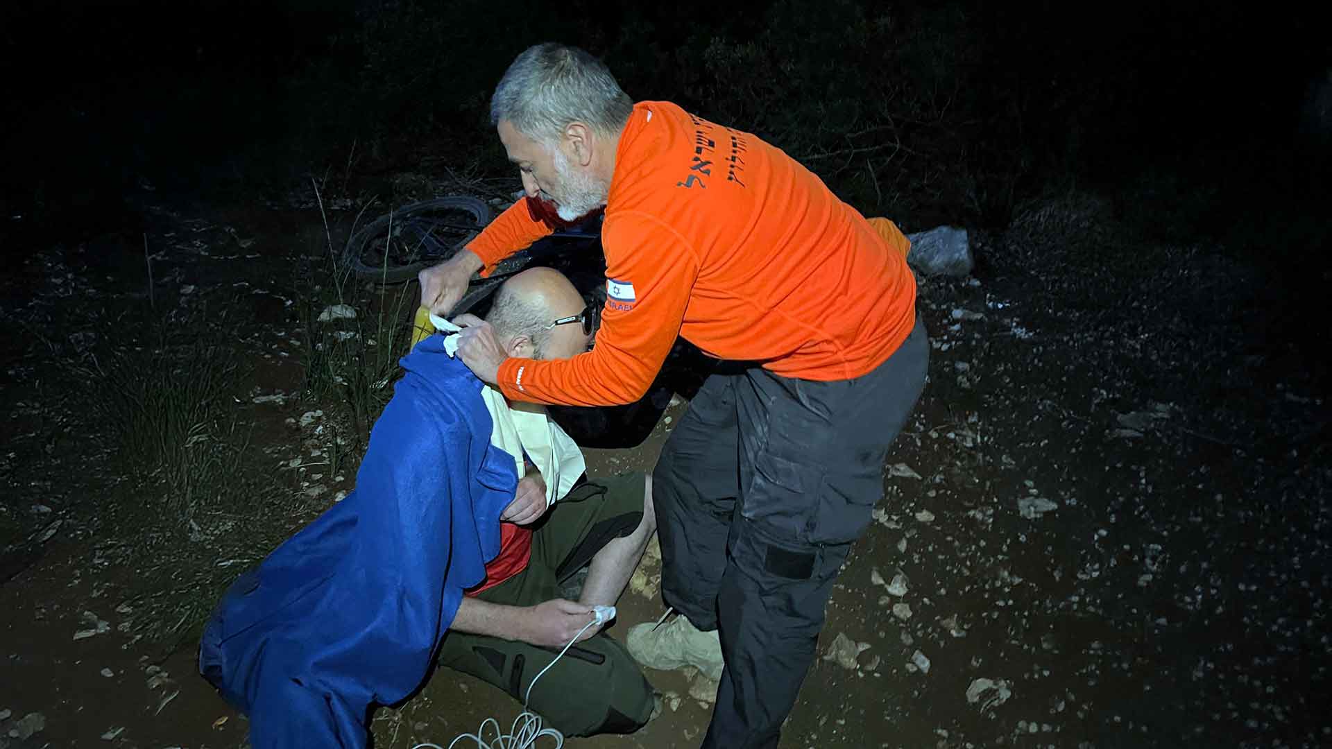 בחשיכה - רוכב אופניים נפצע וחולץ משטח פתוח בכרמל 27/4/25 (צילום: יחידת החילוץ גליל כרמל)