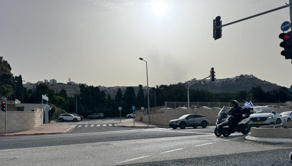 עומס כבד בשדרות ההגנה: אלפים בדרכם לטקס הזיכרון בחיפה (צילום: חי פה בשטח)