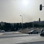 עומס כבד בשדרות ההגנה: אלפים בדרכם לטקס הזיכרון בחיפה (צילום: חי פה בשטח)
