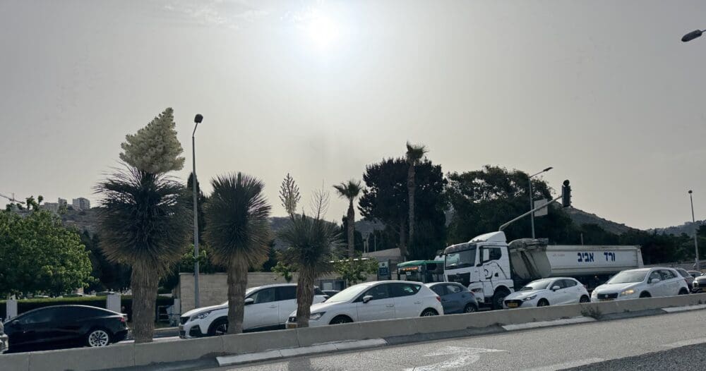 עומס כבד בשדרות ההגנה: אלפים בדרכם לטקס הזיכרון בחיפה (צילום: חי פה בשטח)