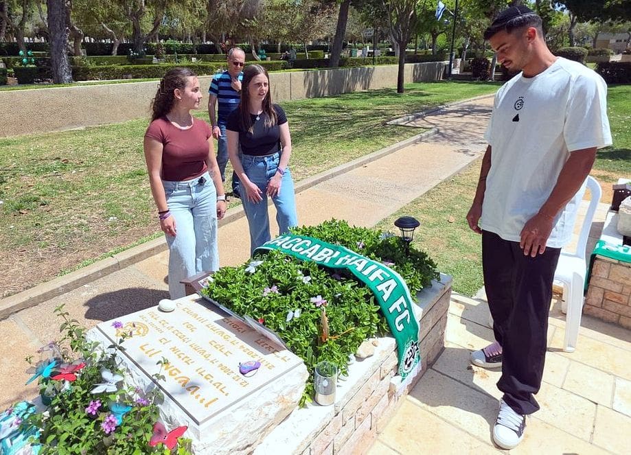 מרגש לנצח: מכבי חיפה פקדה את קברי אוהדיה (צילום: מכבי חיפה האתר הרישמי). 
