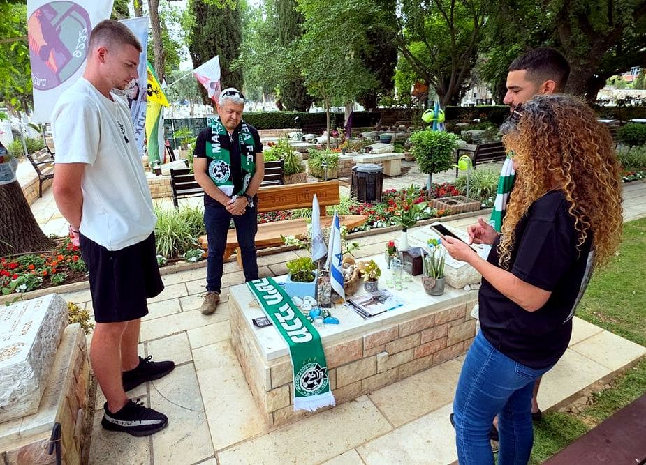 מרגש לנצח: מכבי חיפה פקדה את קברי אוהדיה (צילום: מכבי חיפה האתר הרישמי). 
