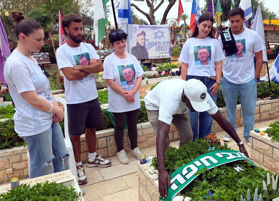 מרגש לנצח: מכבי חיפה פקדה את קברי אוהדיה (צילום: מכבי חיפה האתר הרישמי).