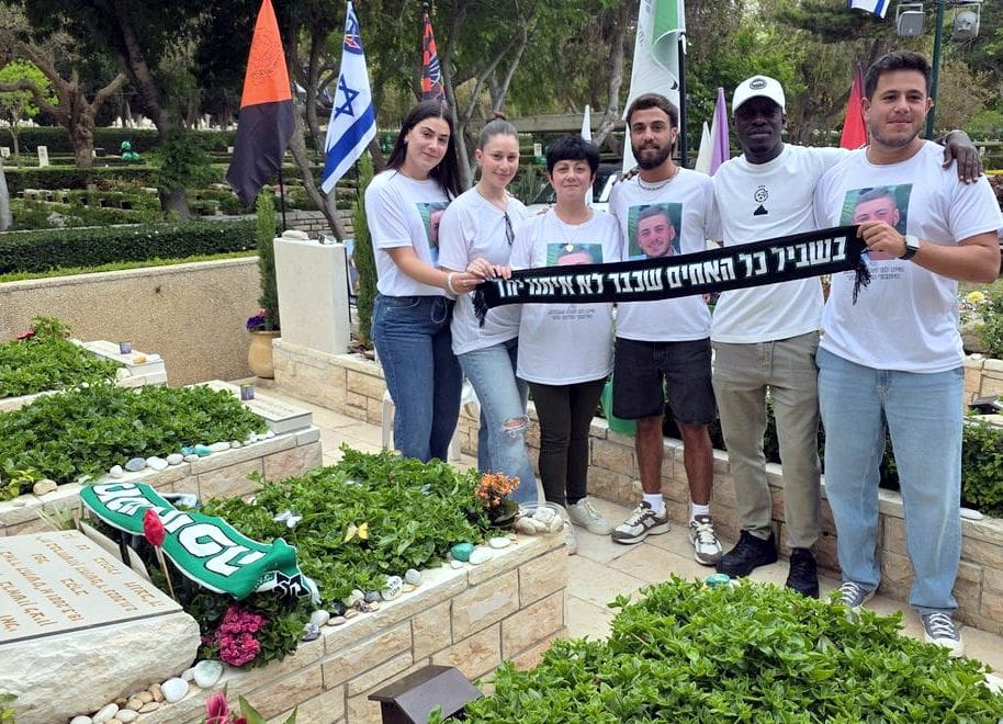 מרגש לנצח: מכבי חיפה פקדה את קברי אוהדיה (צילום: מכבי חיפה האתר הרישמי). 

