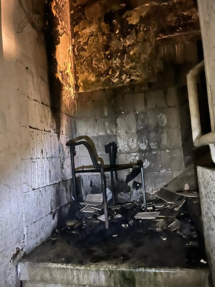 שרפה בחיפה: כיסא בער - לוחמי אש חילצו שני דיירים מהבניין ברחוב ארלוזורוב - 3/5/25 (צילום: כבאות והצלה)