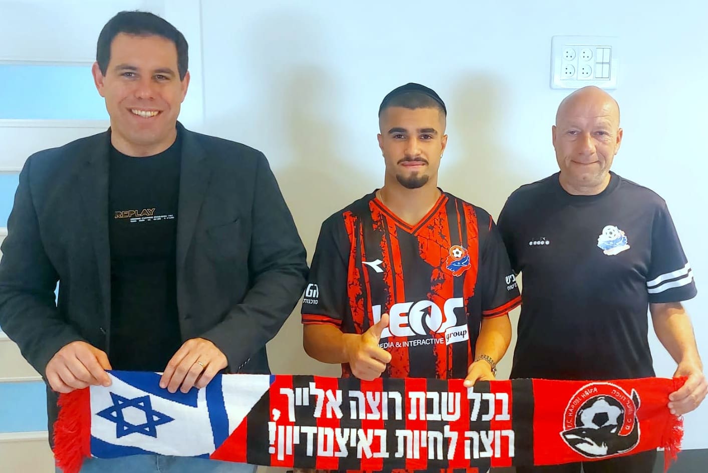 סער אלקיים האריך חוזה בשלוש עונות, במרכז: אלקיים ולצידו משמאל מנכ