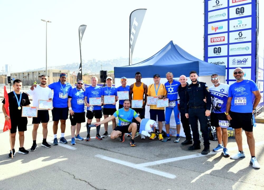 מרגש: ריצת הצדעה לכוחות הביטחון במירוץ חיפה (צילומים: חגי).
