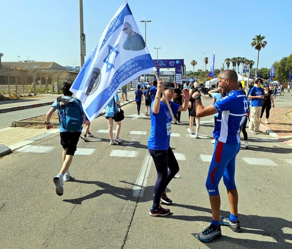 מרגש: ריצת הצדעה לכוחות הביטחון במירוץ חיפה (צילומים: חגי).
