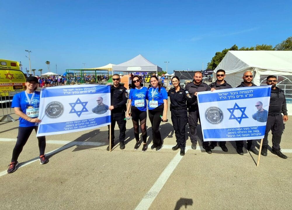 מרגש: ריצת הצדעה לכוחות הביטחון במירוץ חיפה (צילומים: חגי).
