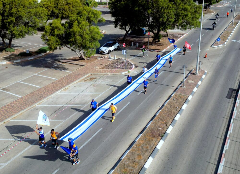 מרגש: ריצת הצדעה לכוחות הביטחון במירוץ חיפה (צילומים: חגי).