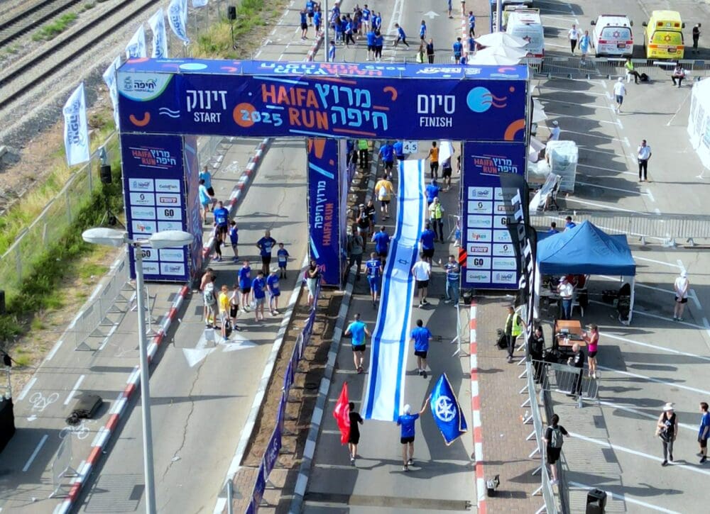 מרגש: ריצת הצדעה לכוחות הביטחון במירוץ חיפה (צילומים: חגי).