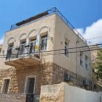 בית יוסי קורי – מבנה דו-קומתי משנות ה-30, ובקומתו השנייה – דירה שצופה אל מפרץ חיפה (צילום: רחלי אורבך)