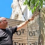 יוסי קורי – "תחנת מנוחה" לדבורים אשר בגינה (צילום: רחלי אורבך)