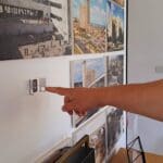 בבית יוסי קורי – קירות החדרים חופו בפלטות של מגנטים המאפשרים תלייה גמישה ללא קדיחות (צילום: רחלי אורבך)