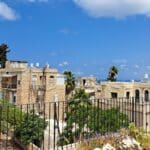בבית יוסי קורי – נוף עירוני מהגג הירוק (צילום: רחלי אורבך)